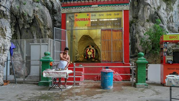 Geht man die lange Treppe hinauf, ist man direkt am Eingang zu den "Light Caves". Einer grossen, teilweise oben offenen Höhle mit vielen kleinen Tempeln und zahlreichen bunten Statuen von Hindu-Göttern.